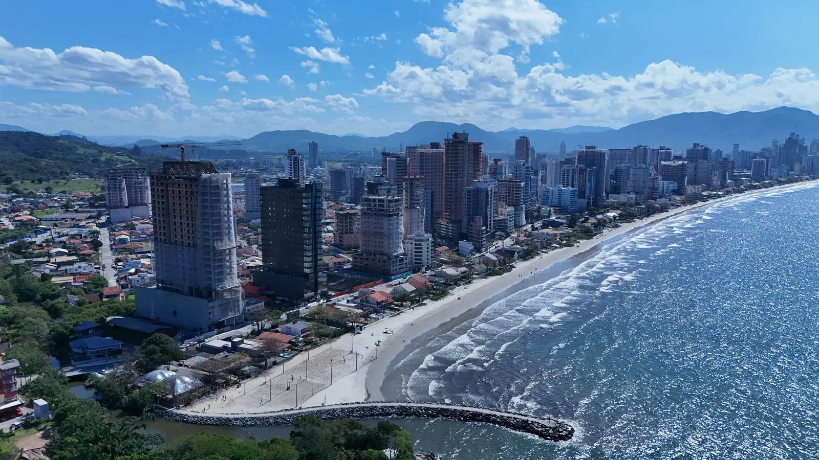 Vista aérea do litoral de Porto Belo, Santa Catarina